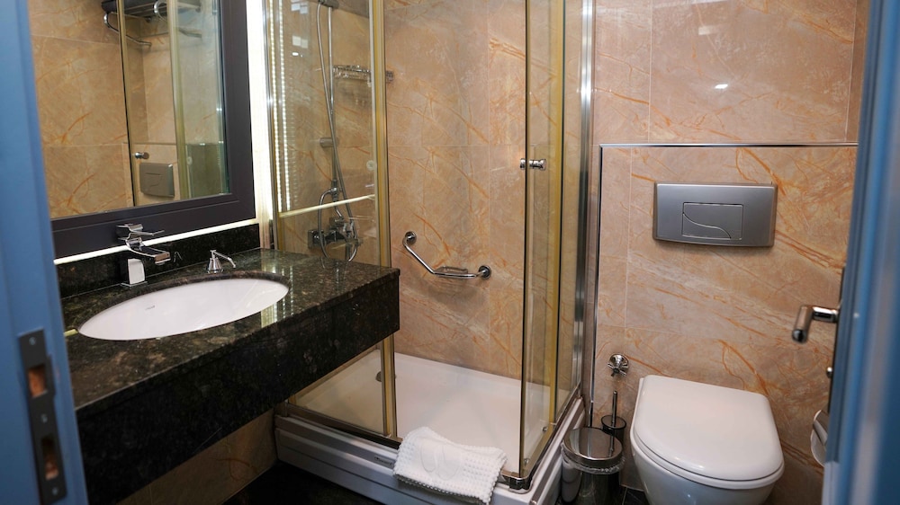 Cevheri S Hotel 51/53