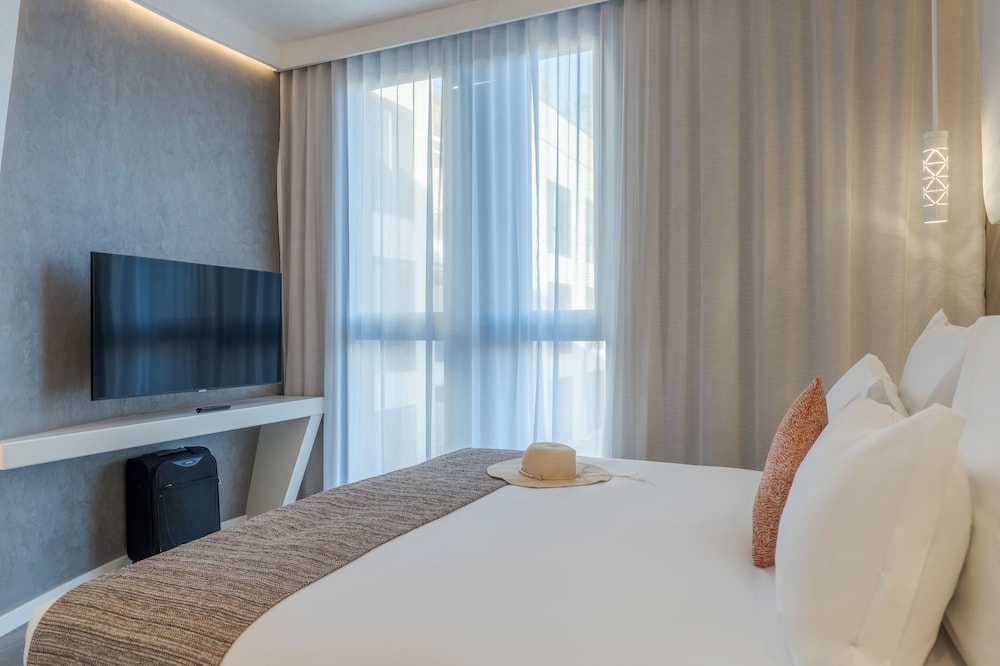 Cr7, Suite, King Bed, Sofa