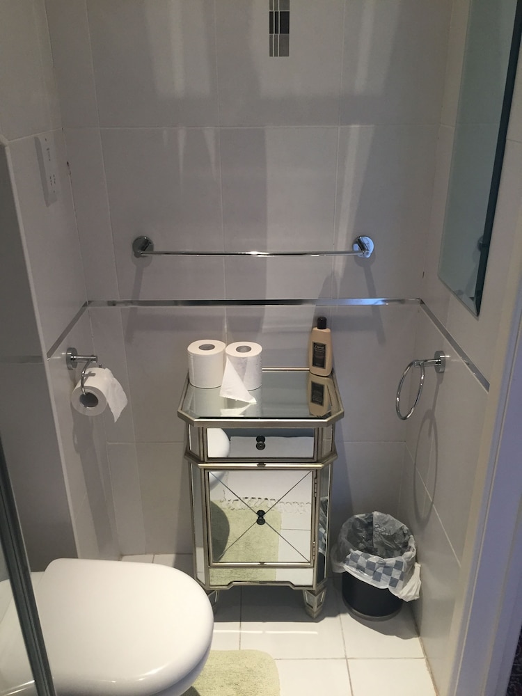 Edgware Bed and Breakfast 32/34