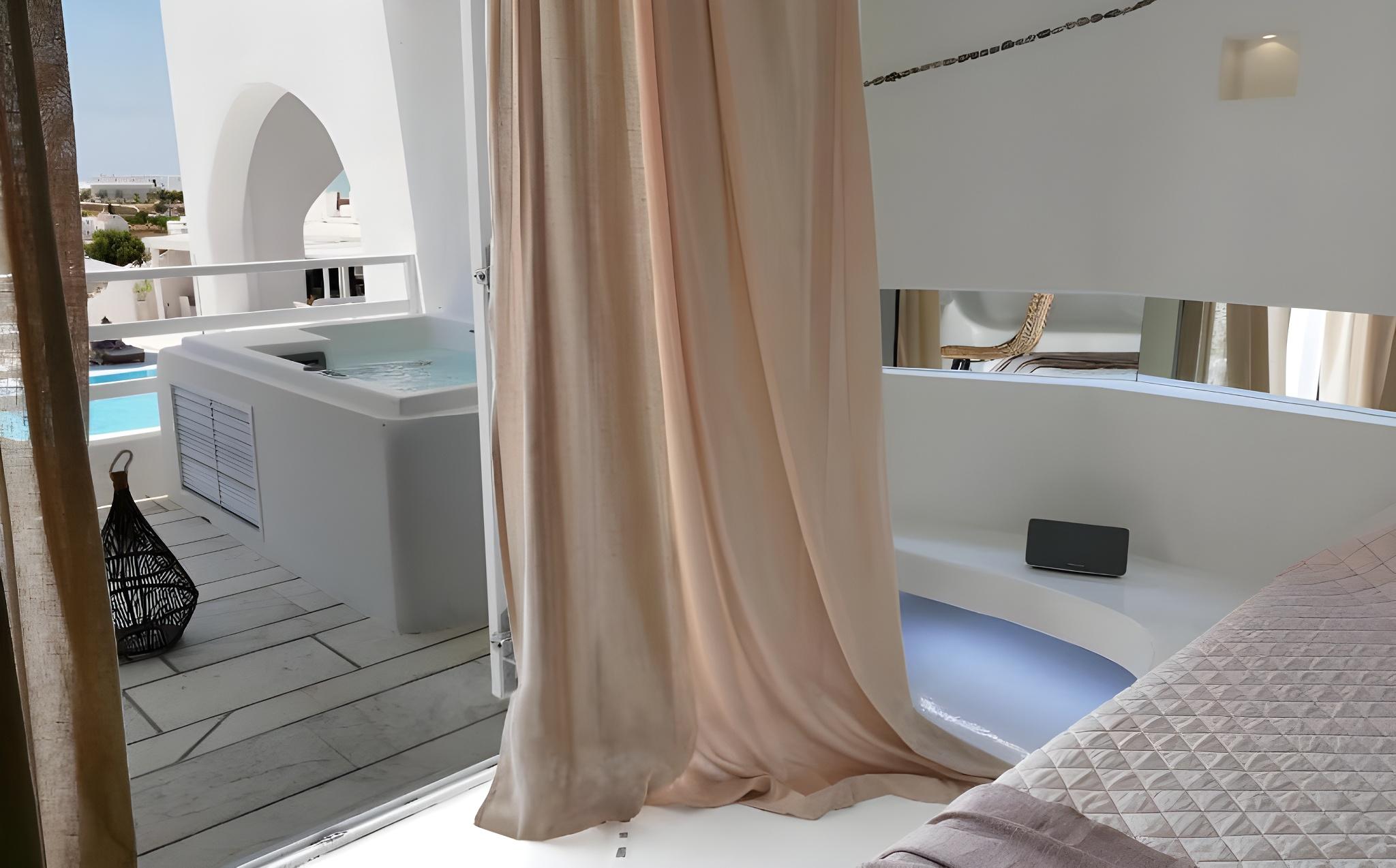 Cocoon, Hot Tub
