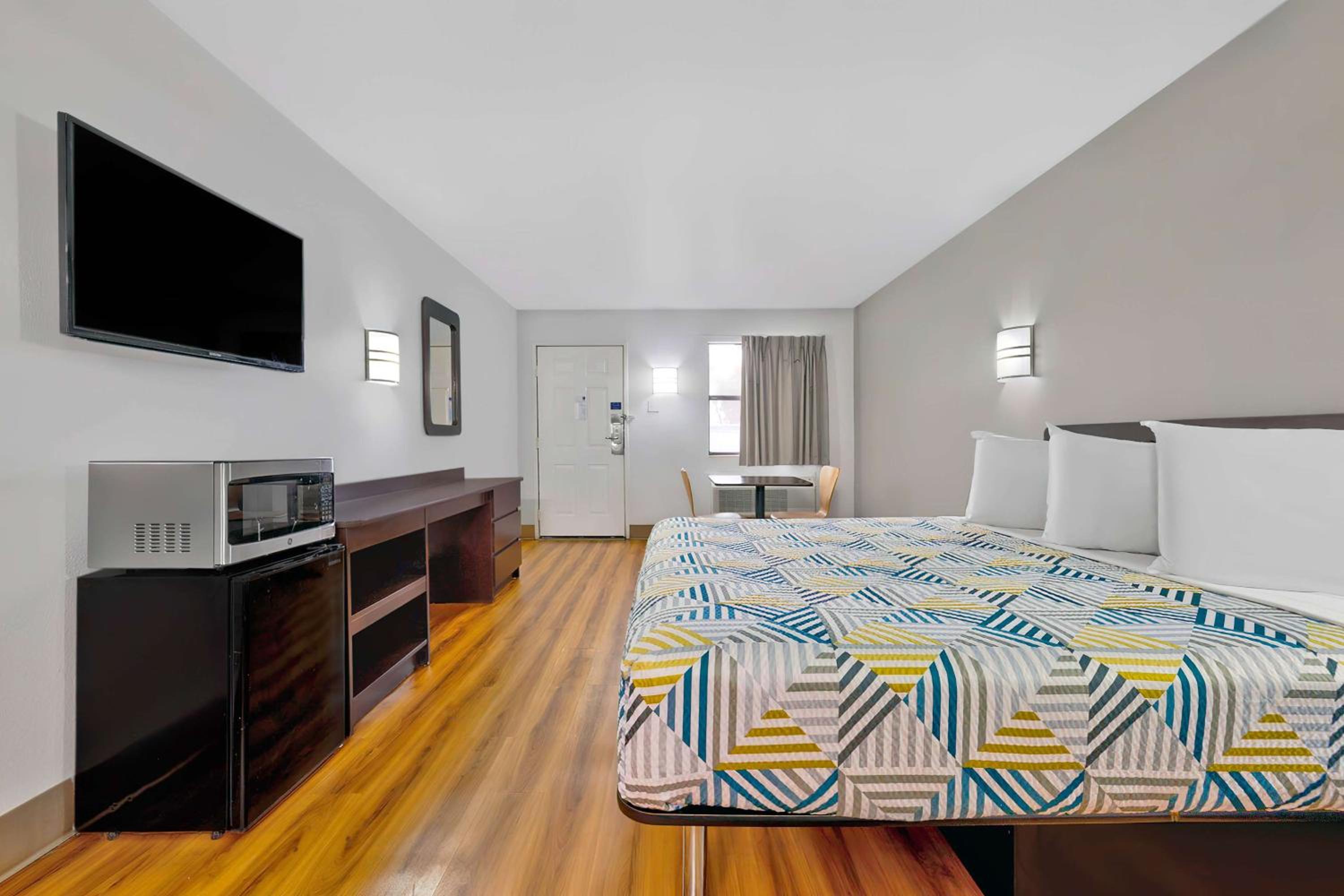 ROOM, KING BED, SMOKING