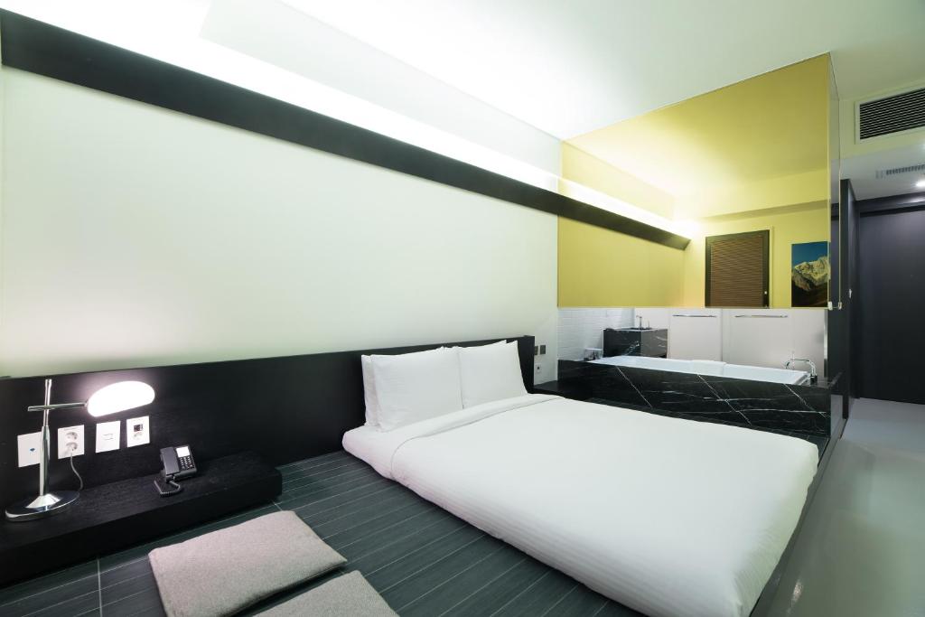 Latex, Twin Beds