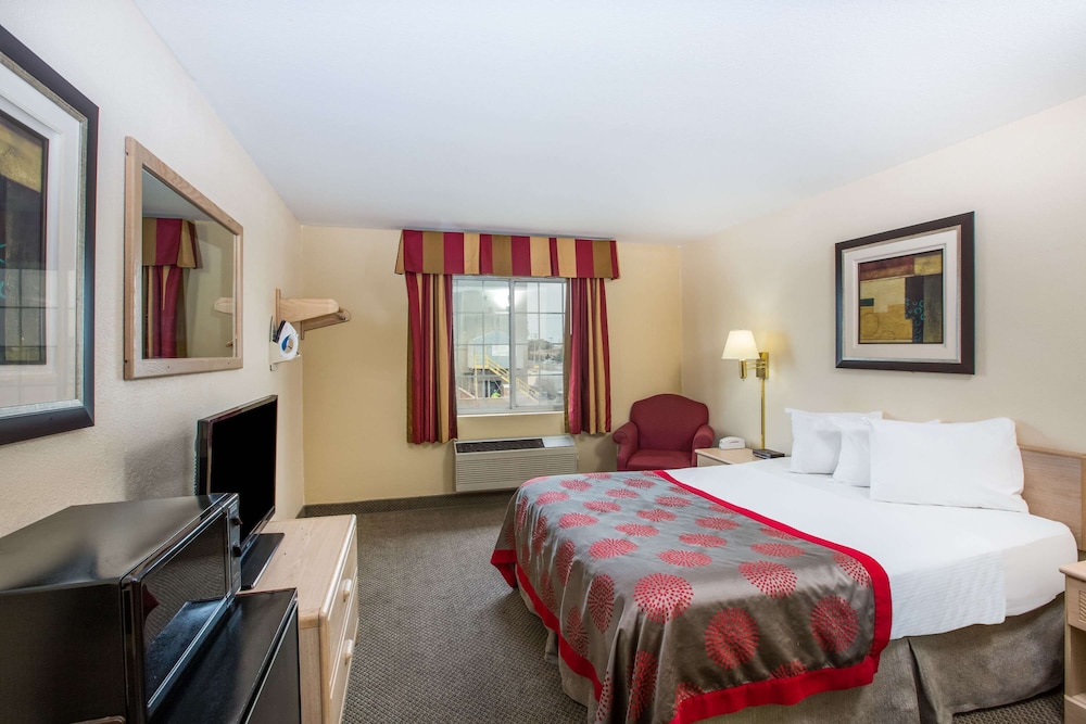 Ramada by Wyndham Sioux Falls 5/16