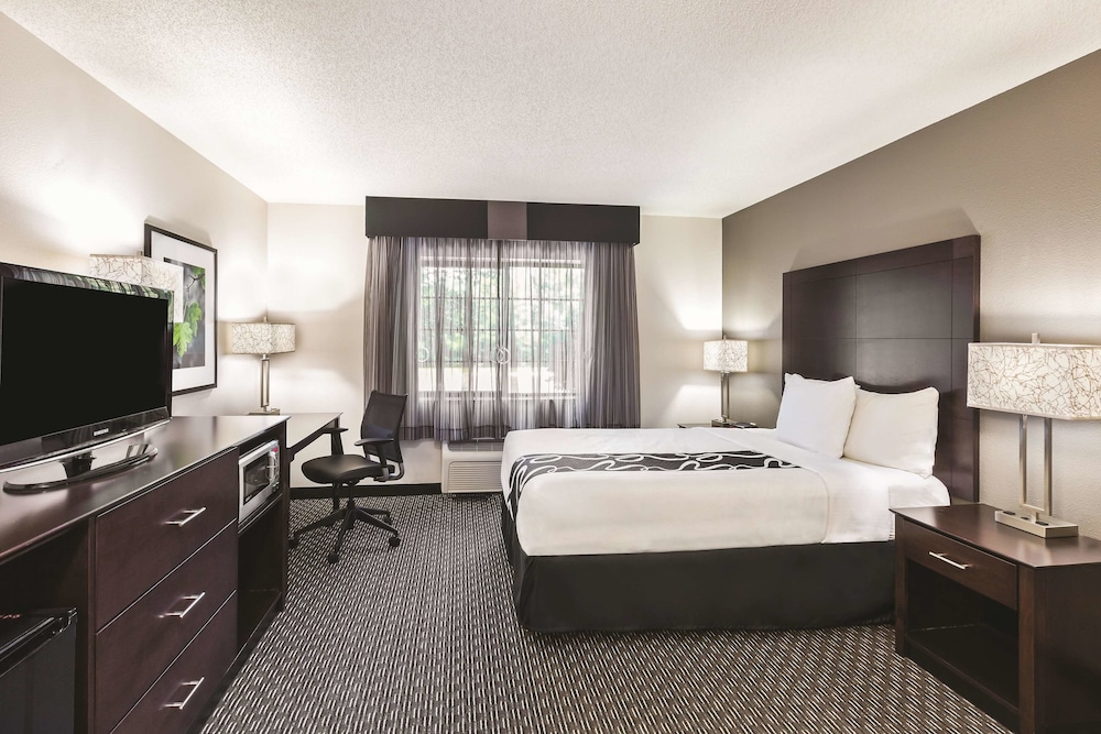 La Quinta Inn Suites By Wyndham Milwaukee Delafield 12/50