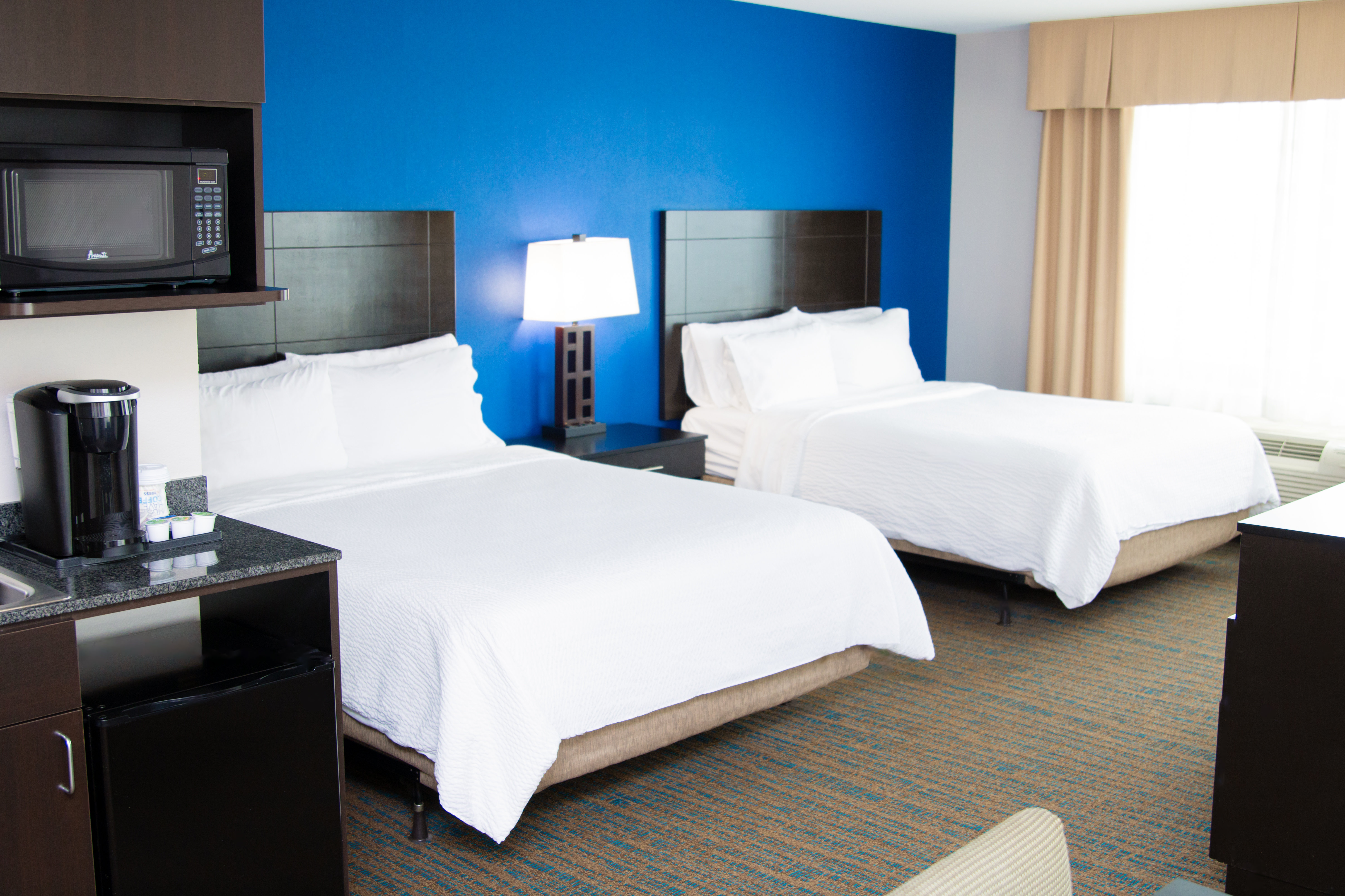 Holiday Inn Express Suites Bakersfield Airport 11/22