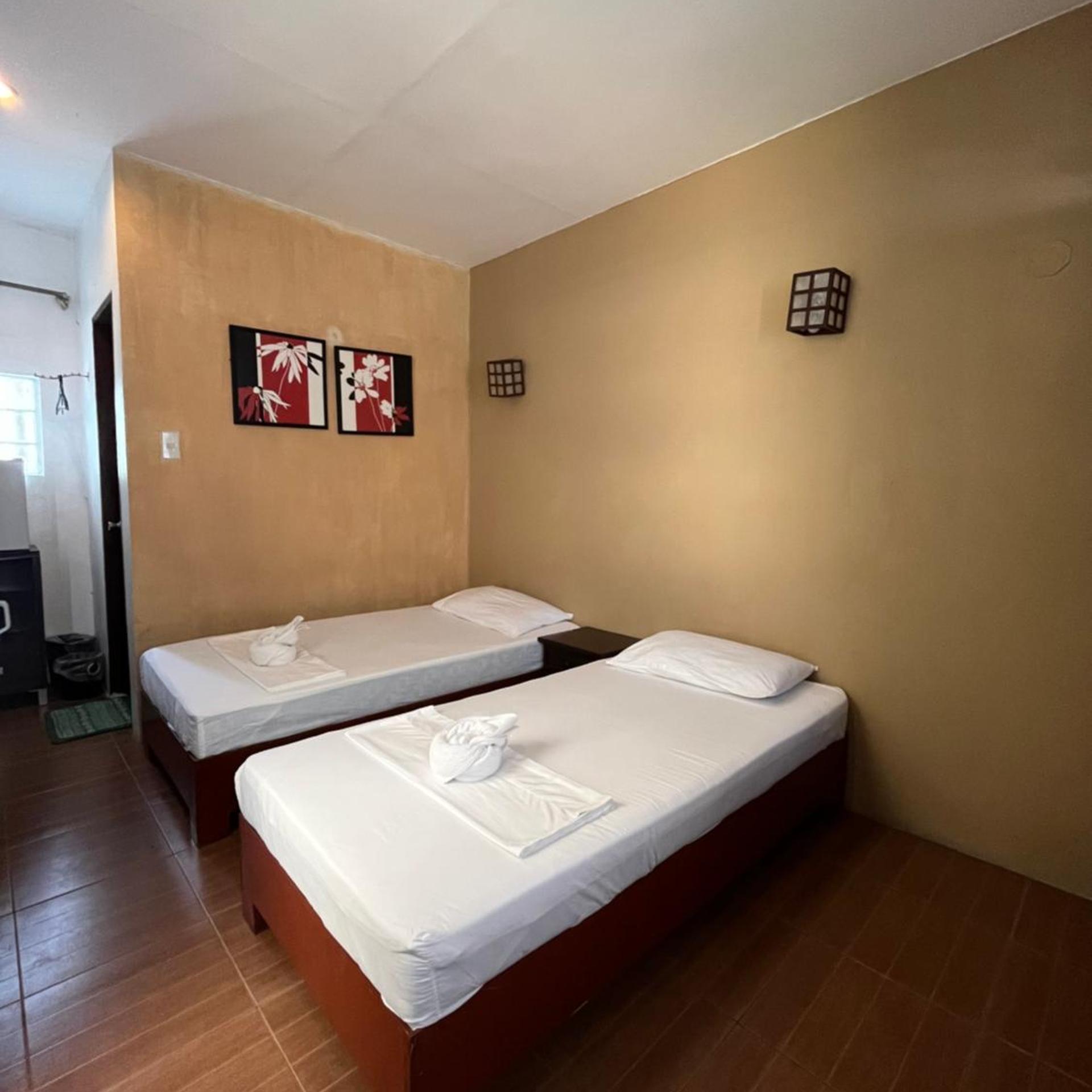 DELUXE, TWIN BEDS