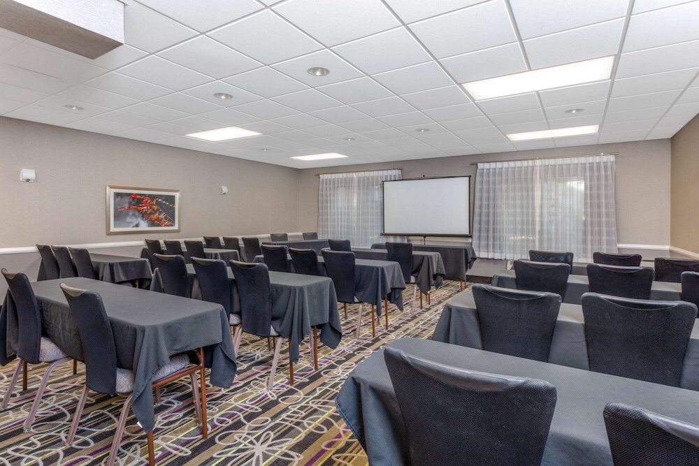 La Quinta Inn & Suites by Wyndham Clifton/Rutherford 36/50
