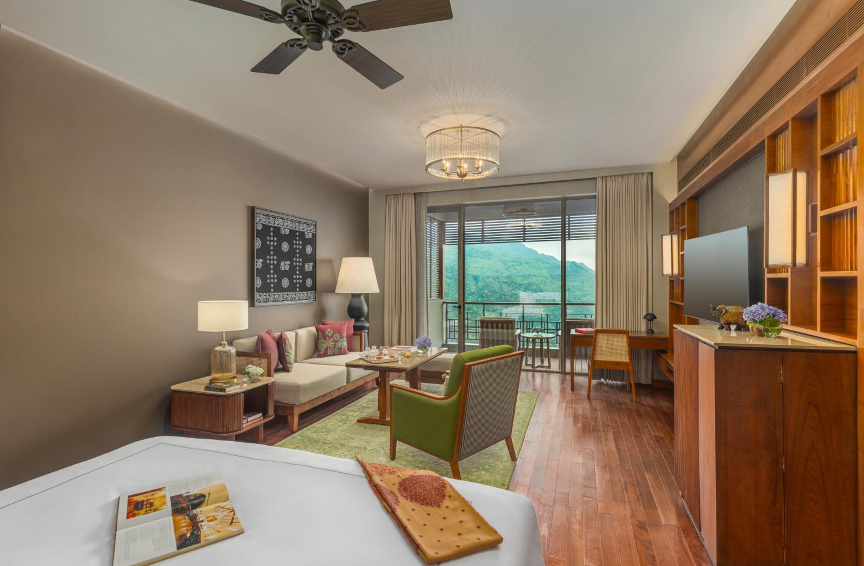 Deluxe, Suite, King Bed, Valley View