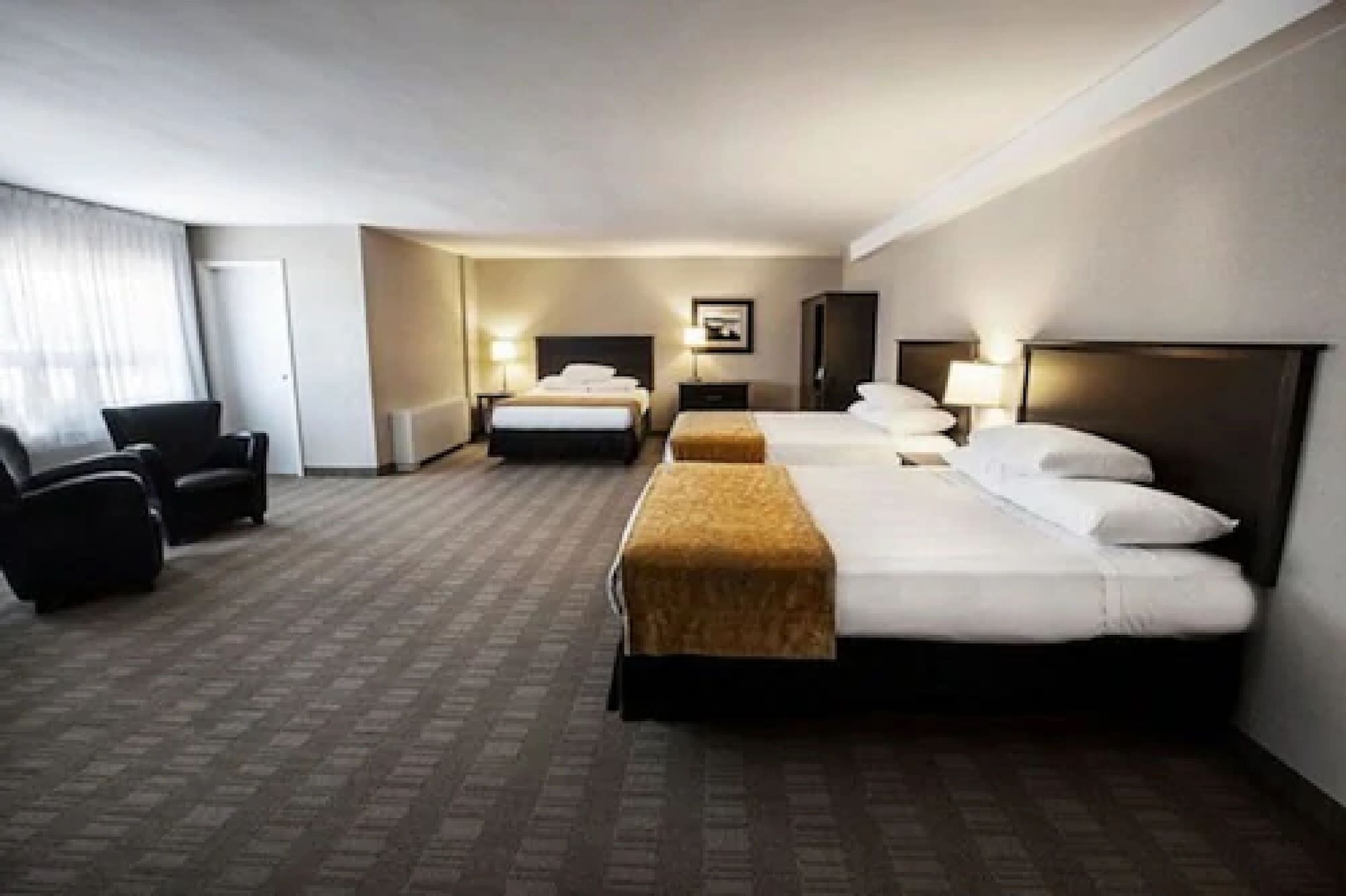 FAMILY SUITE, 3 QUEEN BEDS