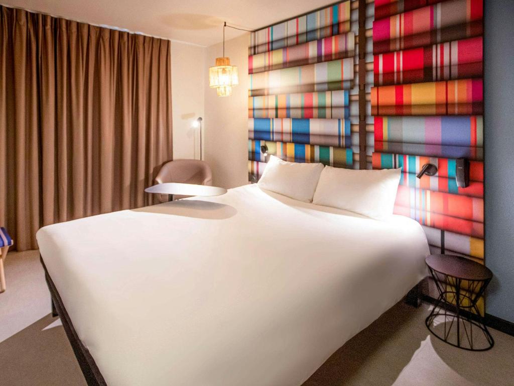 STANDARD, DOUBLE BED, CITY SIDE