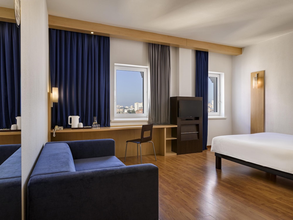 غرفة عائلية بسرير مزدوج وسرير فردي، Ibis Kiev City Center 5/9