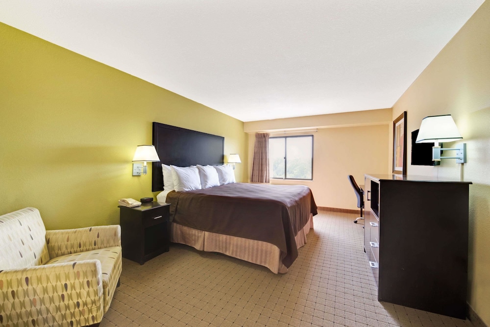 Days Inn & Suites by Wyndham DeSoto 11/44