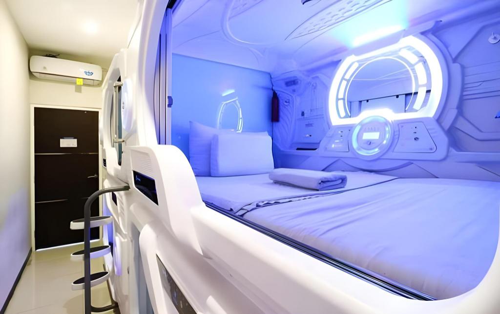 Capsule, Female Only, Single Bed
