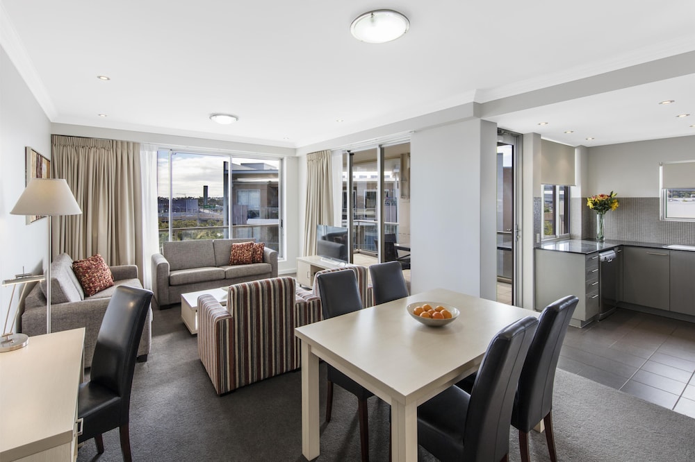 Oaks Brisbane Mews Suites 18/27