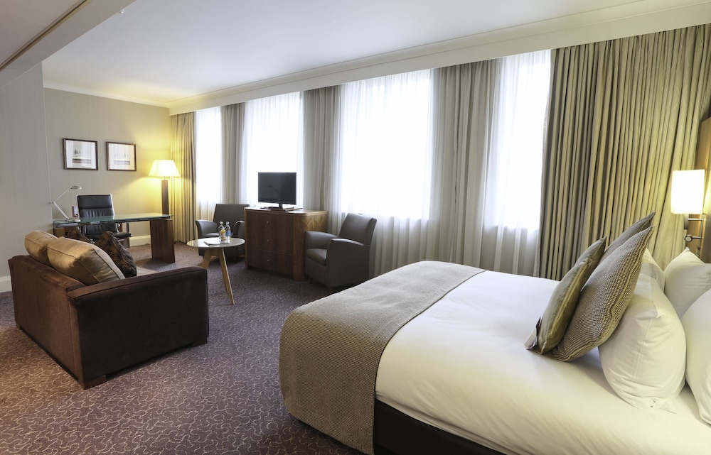 Crowne Plaza Ealing 26/76