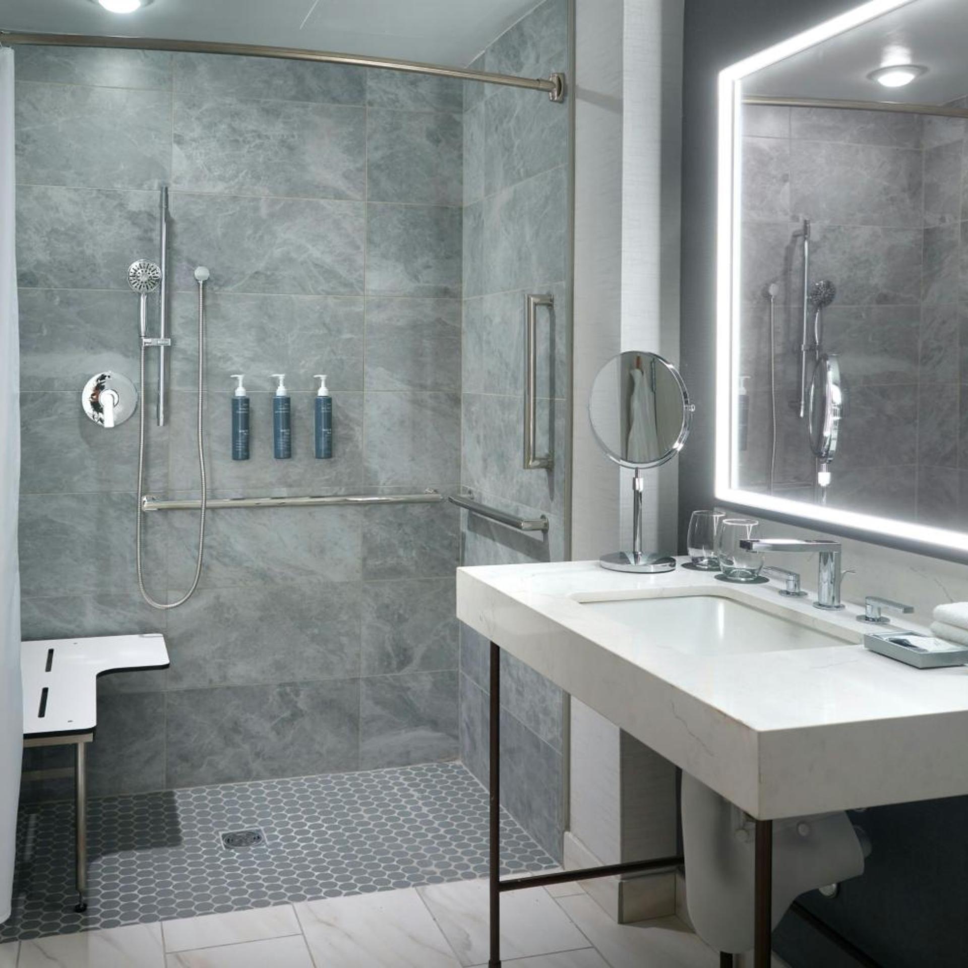 جناح بسرير كينج بغرفة نوم واحدة مع أريكة، The Westin Huntsville 2/9