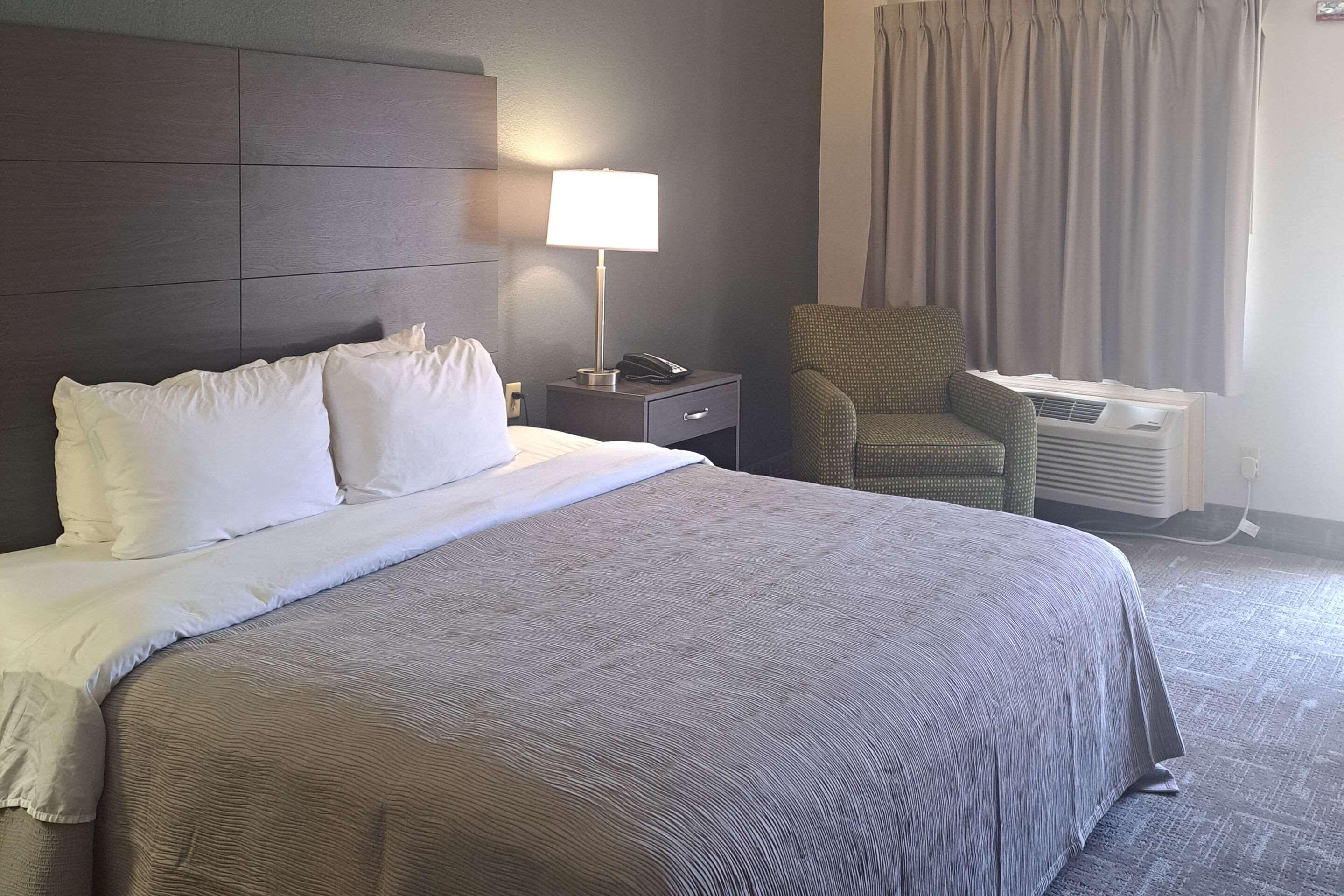 ROOM, KING BED, ACCESSIBLE