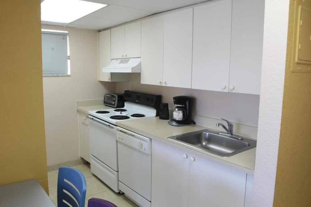 Canada House Pompano Beach 25/25