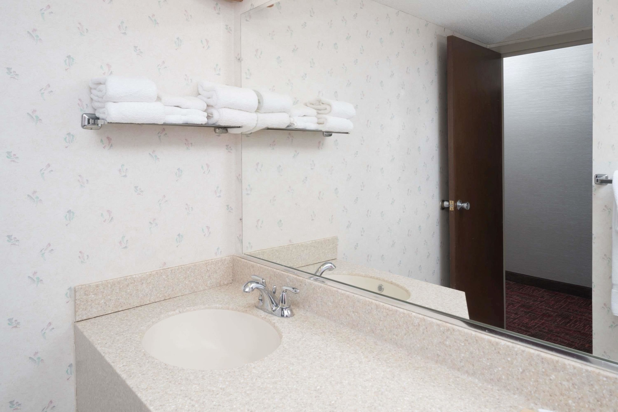 غرفة ديلوكس بسرير كينج، Ramada By Wyndham Grand Forks 10/10