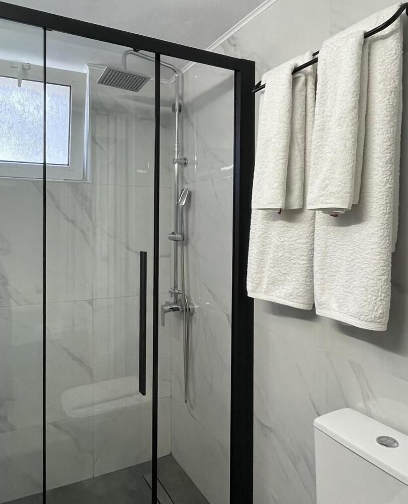 Marinos Rooms 49/50