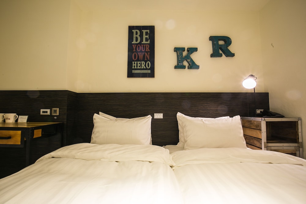 ROOM, TWIN BEDS, NO WINDOW