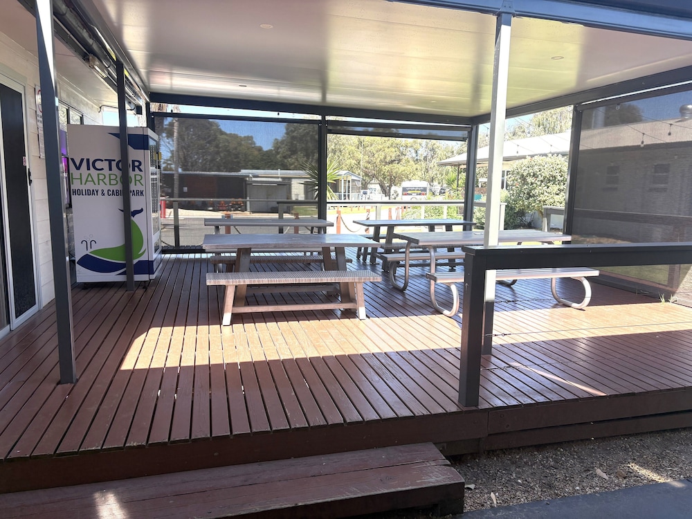 Victor Harbor Holiday & Cabin Park 23/46