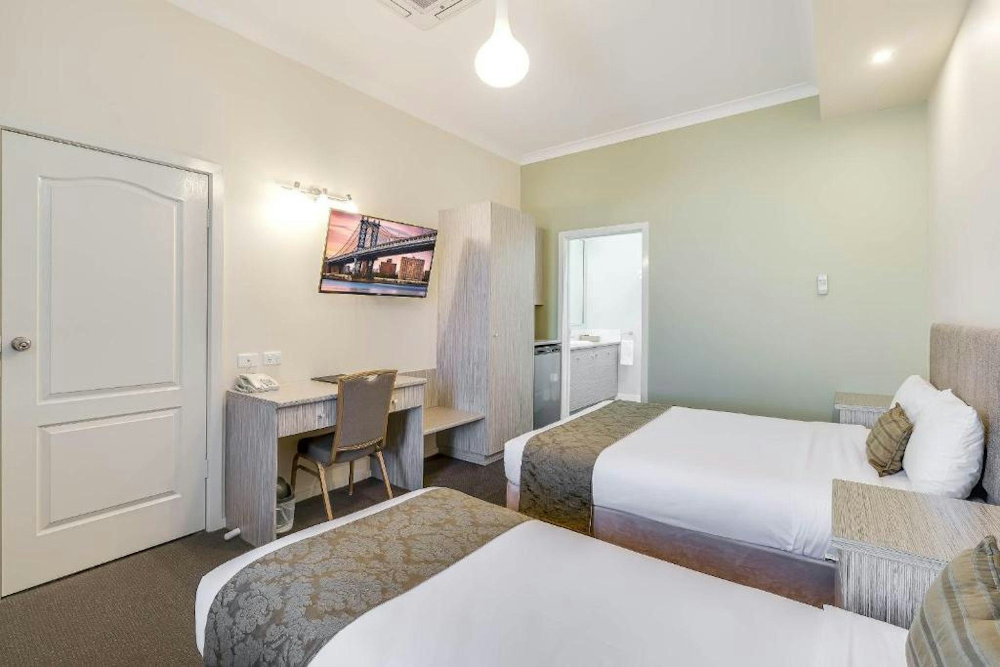 Prince of Wales Motor Inn 37/64