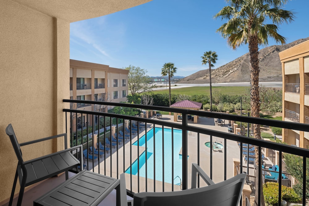 Courtyard Santa Clarita Valencia 22/49