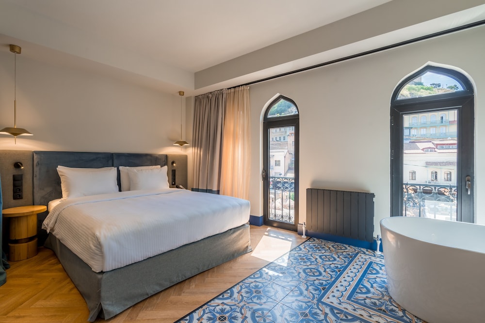 DELUXE, QUEEN BED, CITY VIEW, BATHTUB
