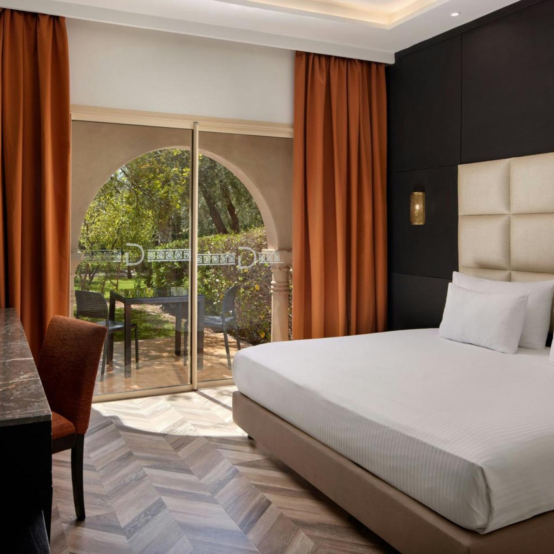 Classic, Suite, Queen Bed, Side Pool View, Sofa