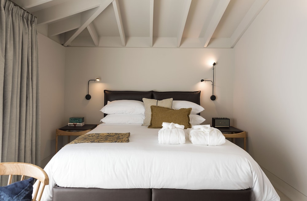 DELUXE, DOUBLE BED, SOFA