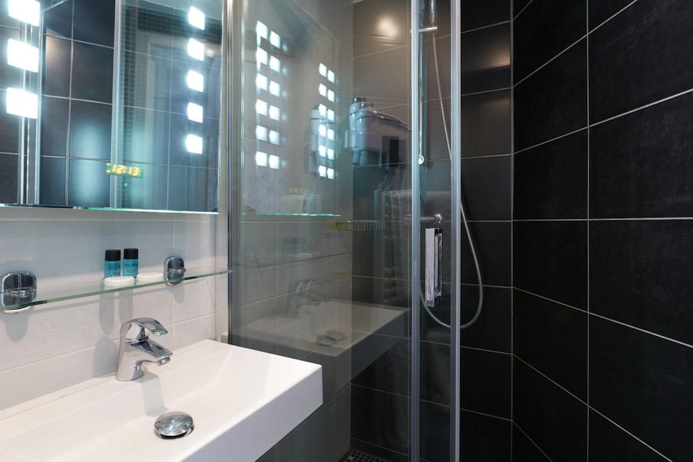 Alane Hotel 56/57