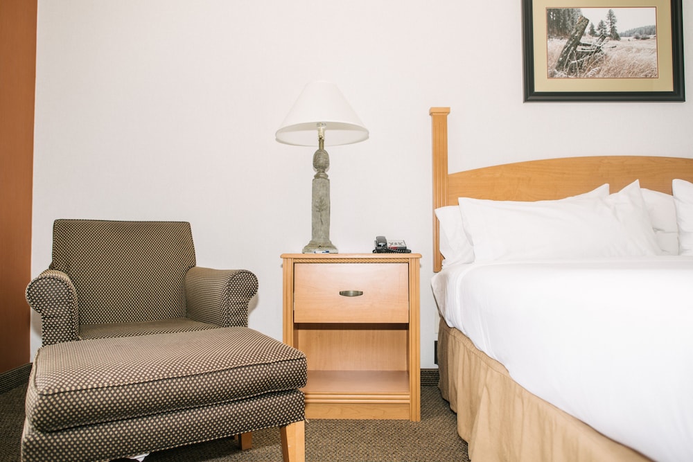 Holiday Inn Express and Suites Custer 30/59
