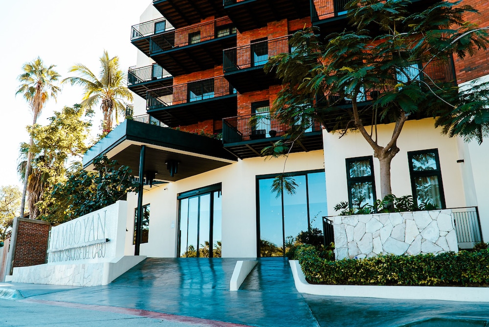 Flamboyan Hotel and Residences 55/60
