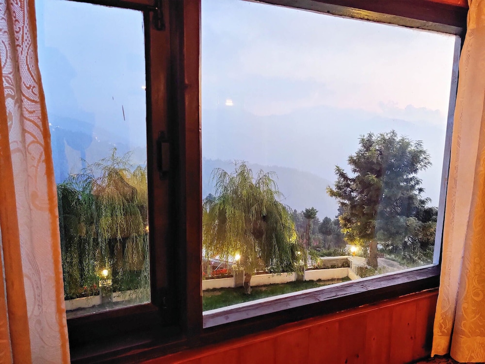 Whistling Pines Resort 24/50