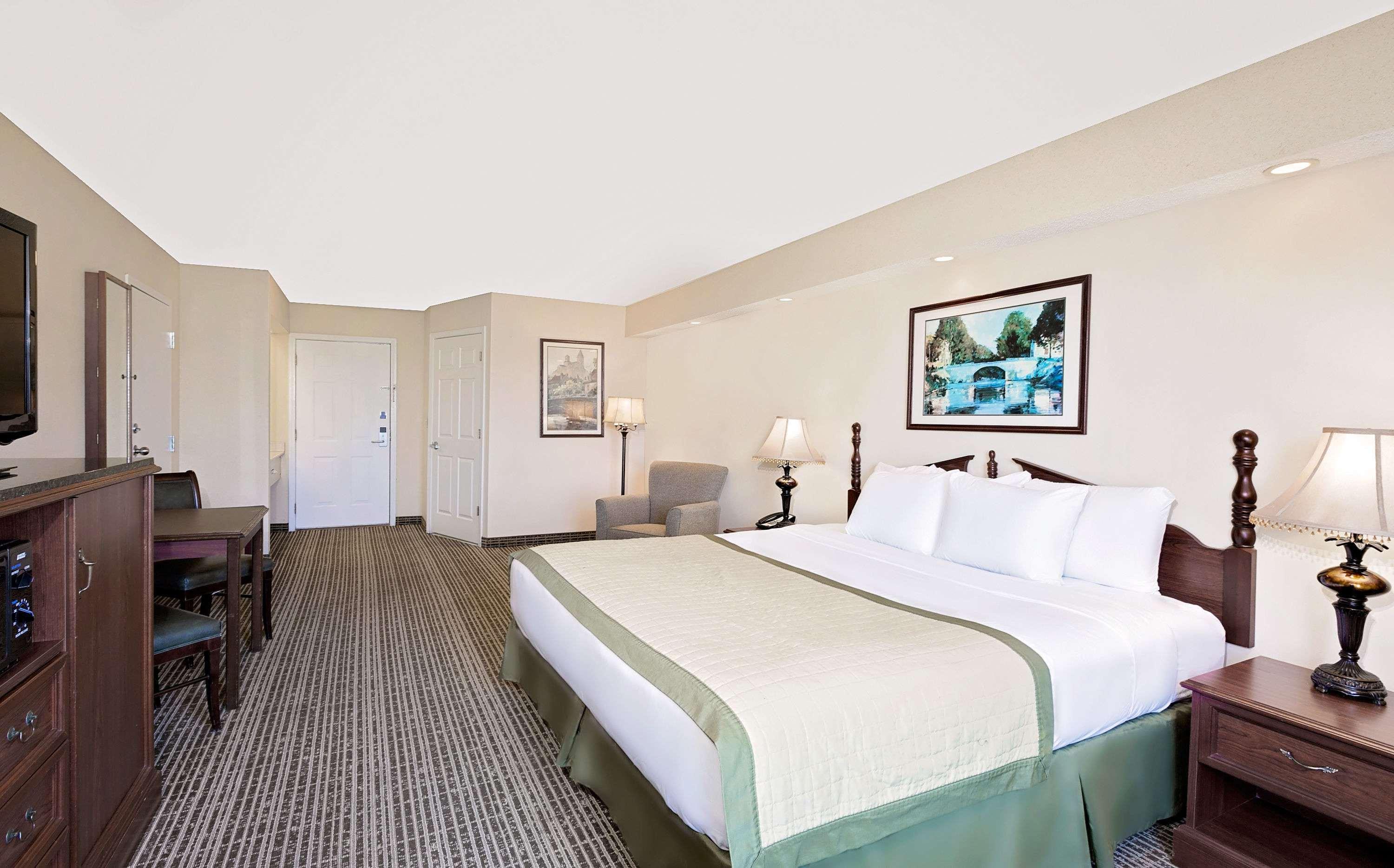 1 King Bed - Non-Smoking, Micfridge