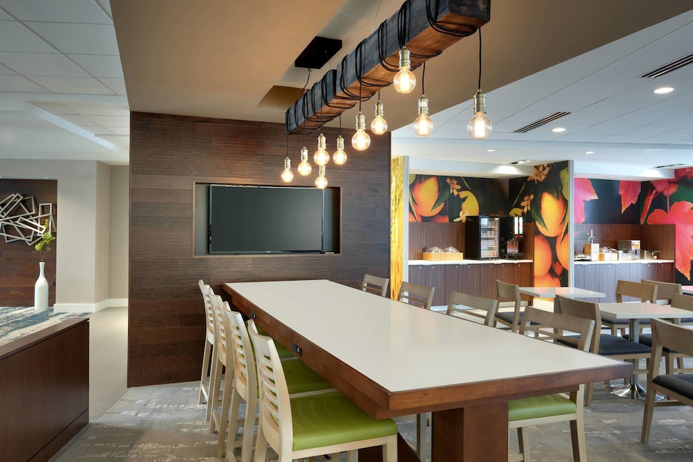 Fairfield Inn & Suites by Marriott Springfield North 44/47