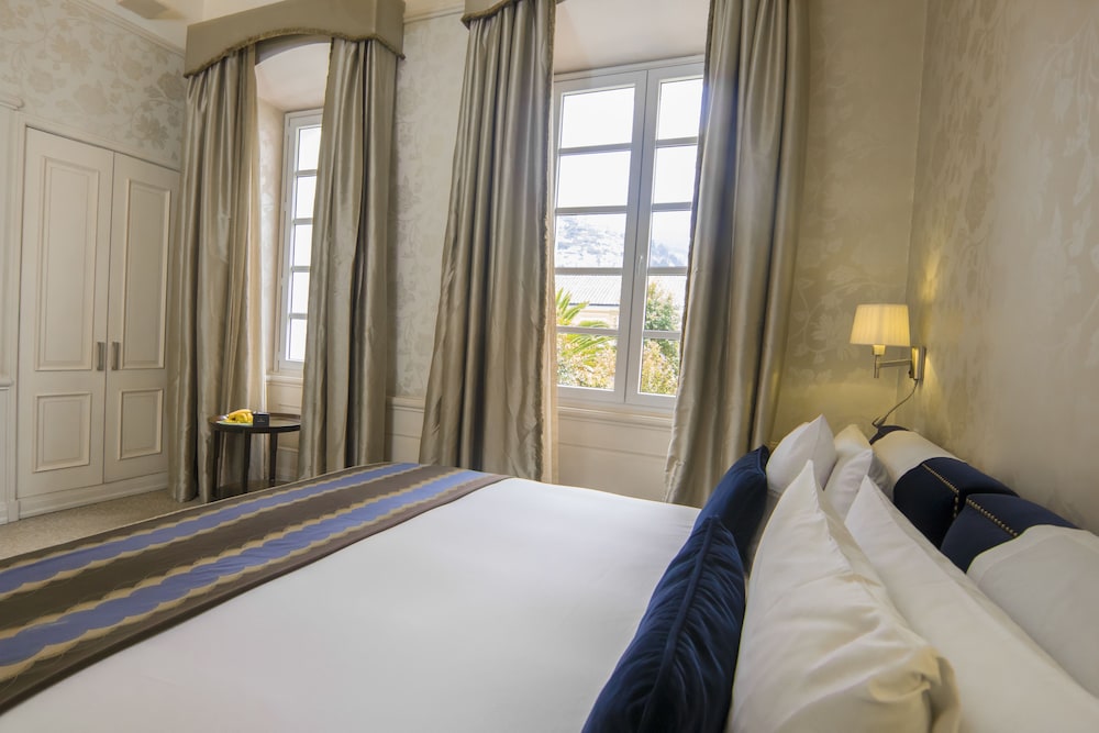 DELUXE, KING BED