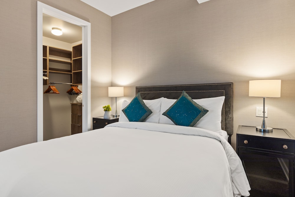 2 BEDROOMS, SUITE, KING AND QUEEN BED