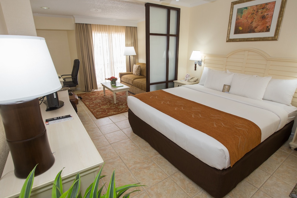 Comfort Suites Paradise Island 17/55
