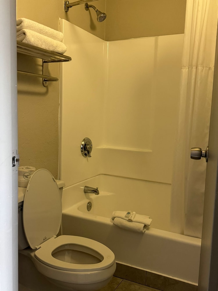 Super 8 by Wyndham Charleston WV 31/34