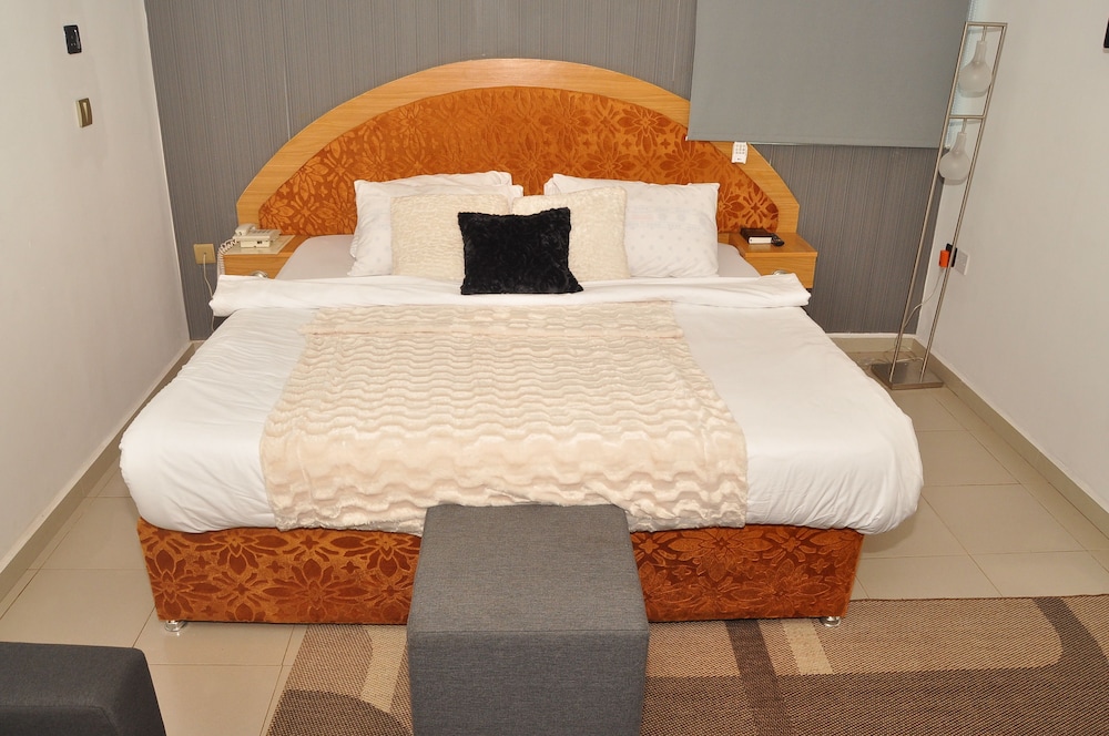 Ne-Yo Hotel And Suites 9/23