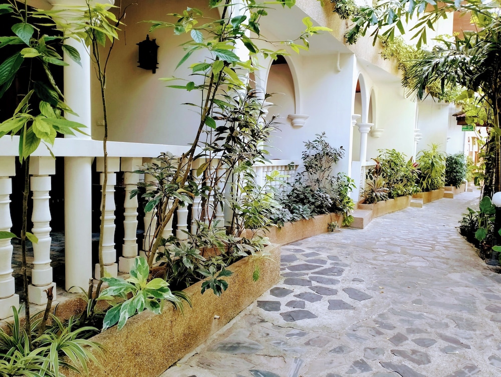 Tropica Bungalow Hotel 61/69