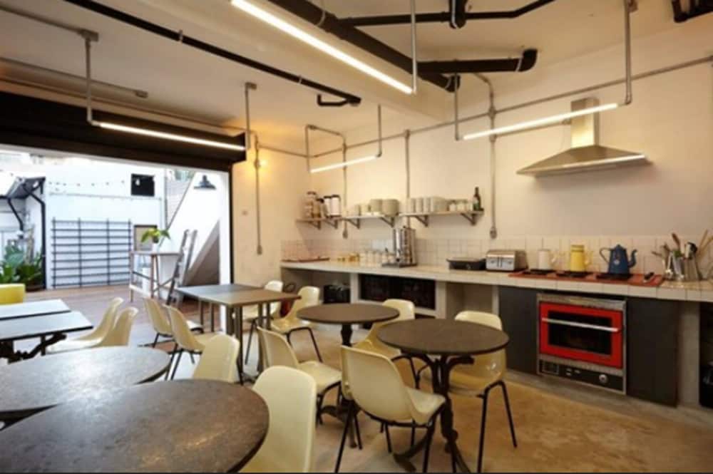 GUEST URBAN HOTEL 42/56