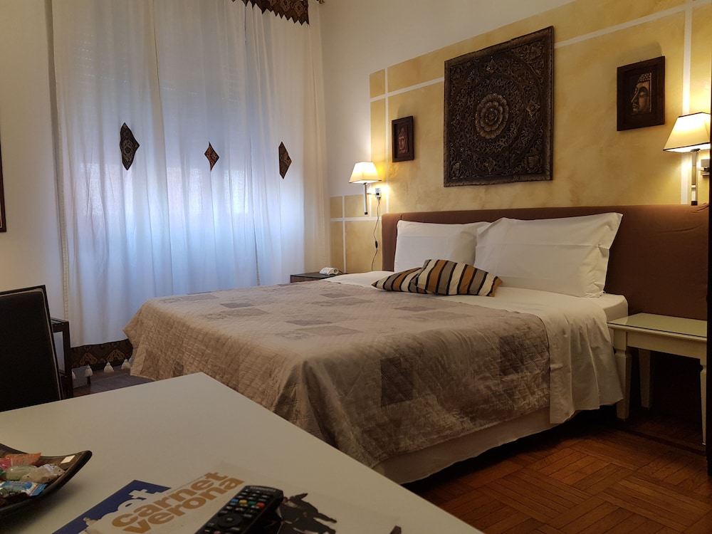 ROOM, DOUBLE OR TWIN BED