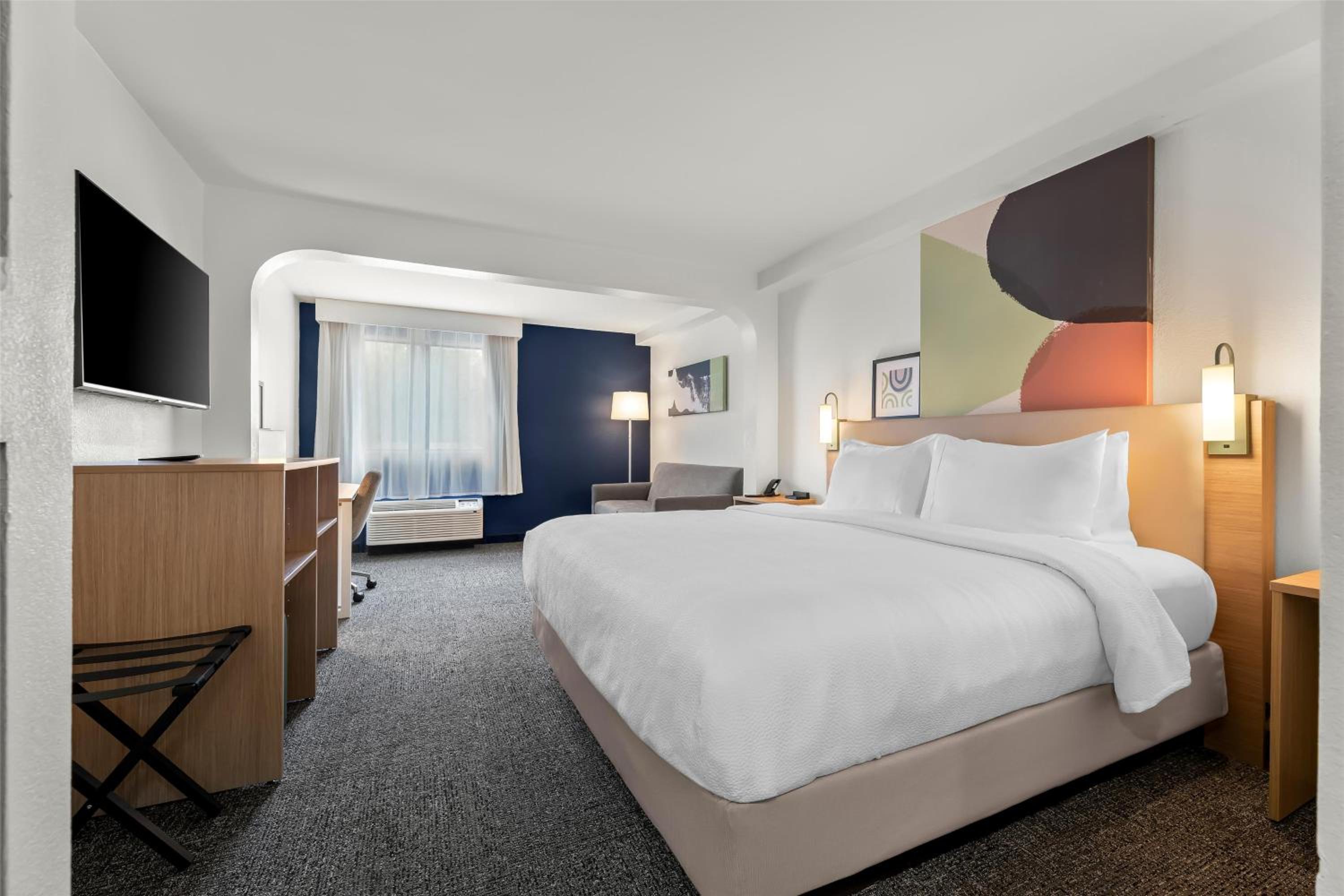 ROOM, KING BED, SOFA