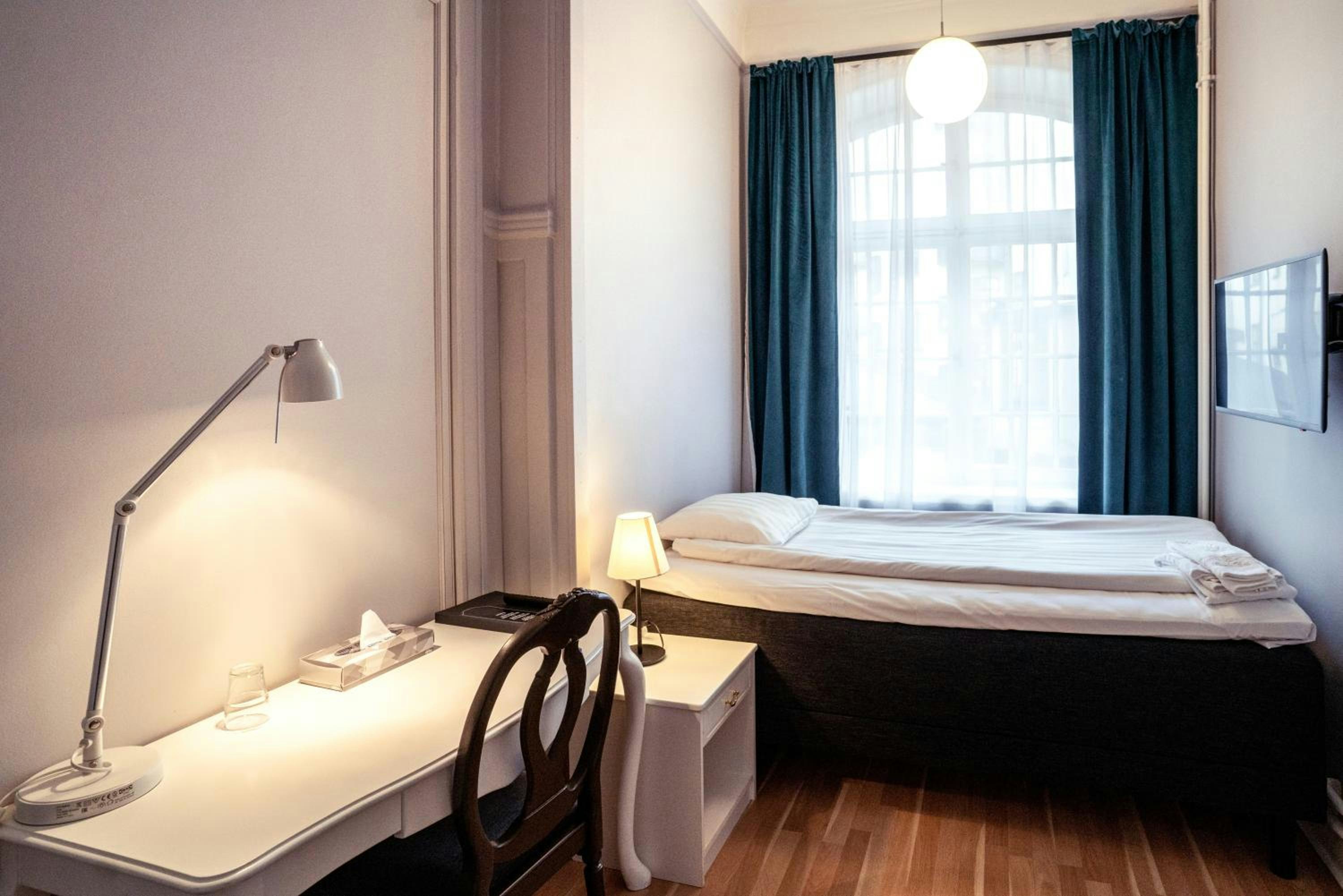ROOM, SINGLE