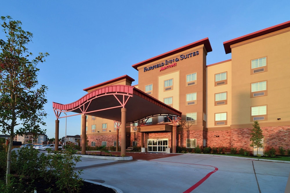 Fairfield Inn and Suites by Marriott North Spring 24/27