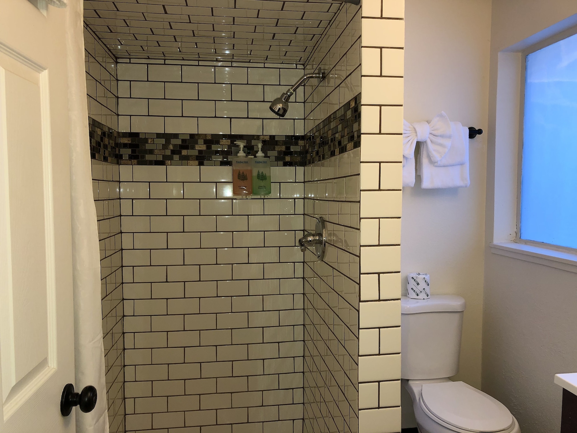 غرفة تنفيذية بسرير كينج، Cedar Inn & Suites 4/5