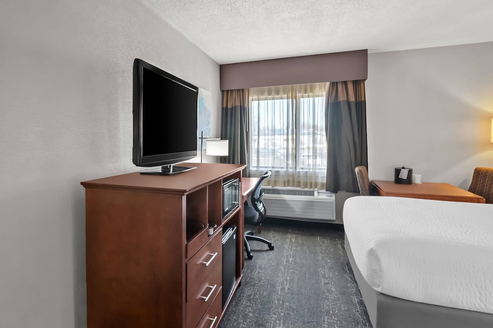 غرفة قياسية بسريرين كوين، Clarion Inn North Haven - New Haven North 3/5